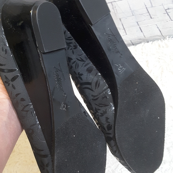 Trotters Lauren embossed textile floral black wedge pump T1110-013 size 10M - Picture 10 of 12